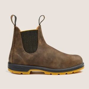 Bluestone’s classic chelsea boots. Size 8.5
Color: rustic brown and mustard